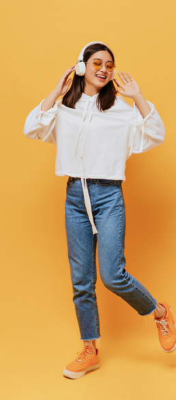 Lifestyle photo orange-girl